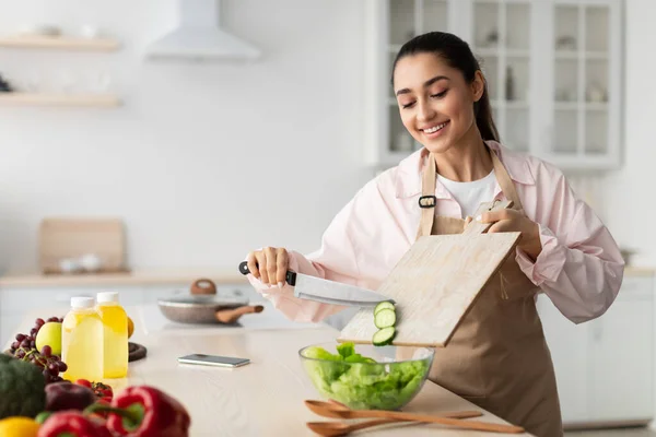 Gesunde Ernährung zur Stärkung Ihres Immunsystems. Frau kocht Salat — Stockfoto