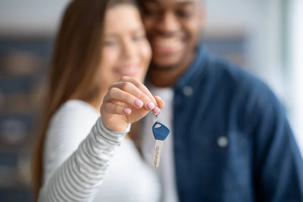 Concepto de Bienes Raíces. Primer plano de parejas casadas interraciales que tienen llaves caseras —  Fotos de Stock