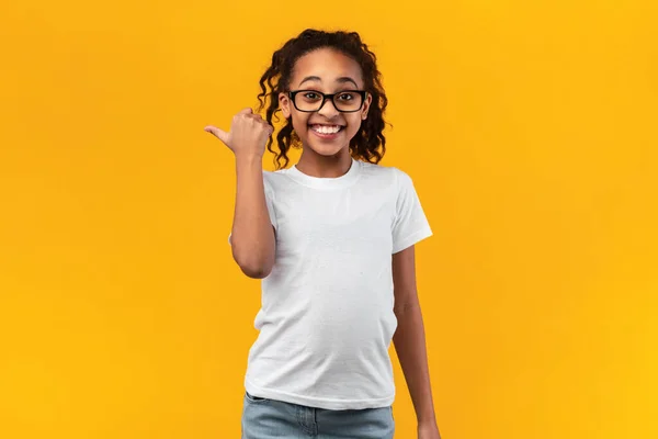 Excited black girl pointing aside at free copy space — Stock Photo, Image