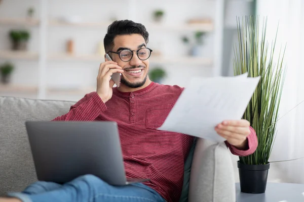 Mann aus dem Nahen Osten arbeitet online mit Laptop und Handy — Stockfoto