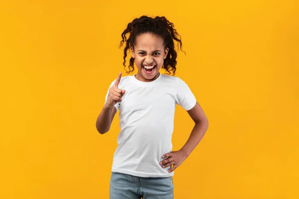 Offended young black girl screaming and blaming you — Stock Photo, Image