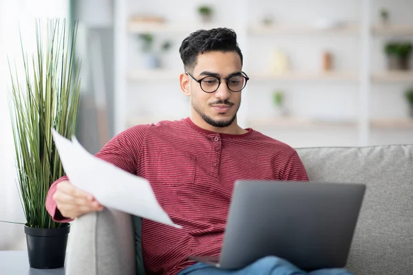 Schöner arabischer Geschäftsmann, der von zu Hause aus mit Laptop arbeitet — Stockfoto