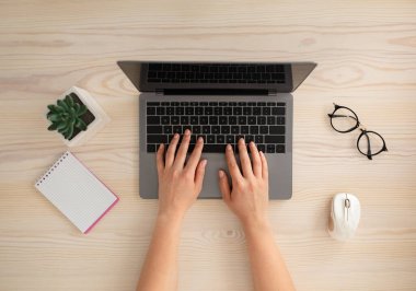 Çalışma alanı konsepti. Ofis masaüstünde çalışan kadın eller, dizüstü bilgisayarda klavye, üst görünüm