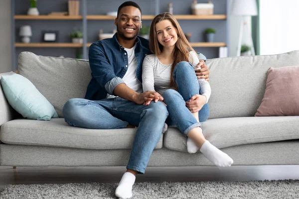 Porträtt av glada unga interracial makar Posing på soffan hemma — Stockfoto