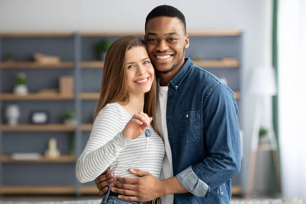 Έννοια στέγασης. Portarit of Happy Young Interacial Σύζυγοι κρατώντας τα κλειδιά του σπιτιού — Φωτογραφία Αρχείου