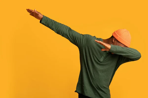 Siyah Hipster Adam Turuncu Stüdyo Arkaplanının Üzerinden Geçiyor — Stok fotoğraf