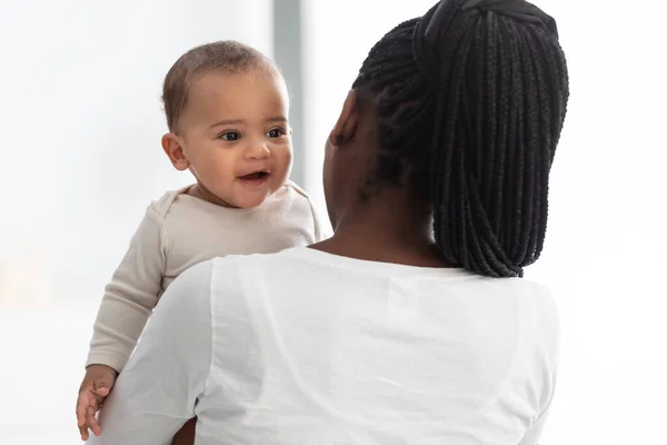 Afrikansk amerikansk mamma kramar sitt söta spädbarn — Stockfoto