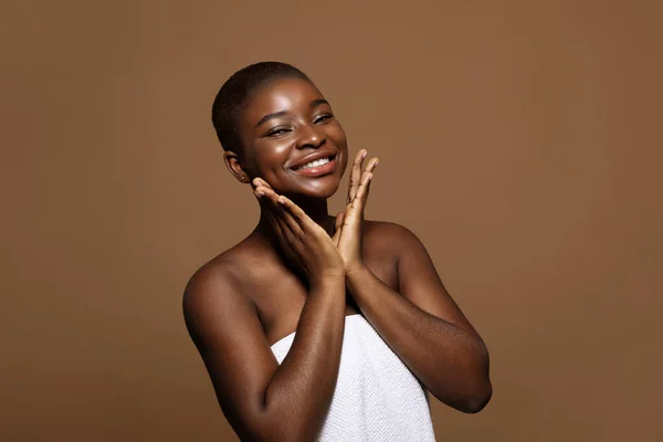 Schoonheidsesthetiek concept. zwart aantrekkelijke dame met gladde schone huid dragen handdoek — Stockfoto