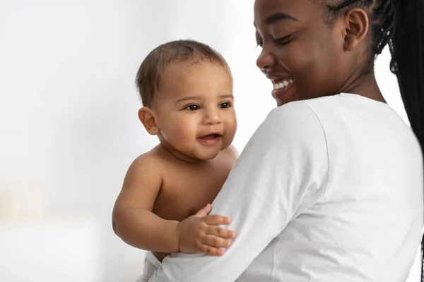 Mutlu Afrikalı Amerikalı anne küçük tatlı çocuğuna sarılıyor. — Stok fotoğraf