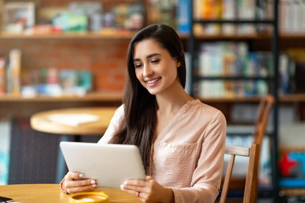 유용 한 앱. 디지털 태블릿을 사용하고 카페테리아에서 온라인으로 일하는 행복 한 라틴 여성, 복사 공간 — 스톡 사진