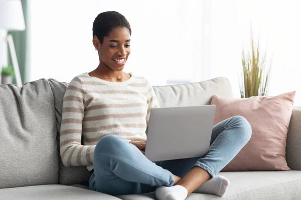 Wolny strzelec. Millennial Black Kobieta pracująca z komputerem Laptop w domu — Zdjęcie stockowe