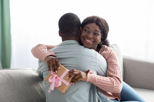 Emocjonalna Afroamerykanka z teraźniejszością przytula swojego kochanka — Zdjęcie stockowe