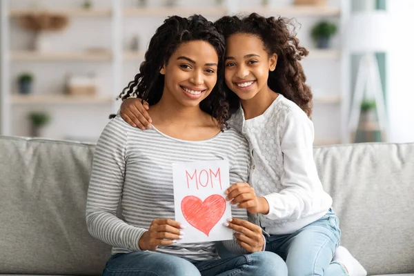 Feliz chica negra abrazando a su mamá, concepto del Día de las Madres — Foto de Stock