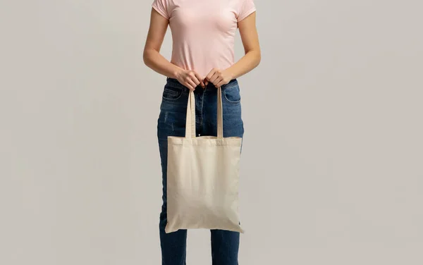 No más plástico. Imagen recortada de la mujer sosteniendo blanco en blanco Eco Bag —  Fotos de Stock