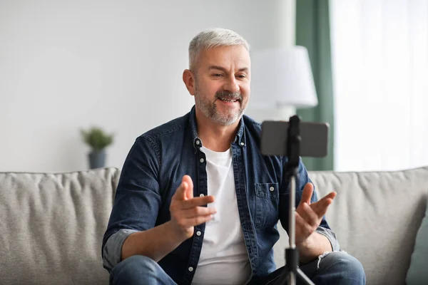 Sorrindo homem sênior vlogger radiodifusão de casa — Fotografia de Stock