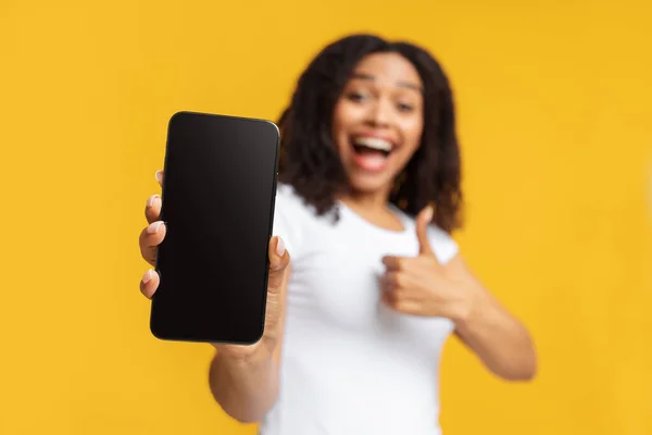 Ιστότοπος αναθεώρηση και διαφήμιση έννοια. Χαρούμενη Αφροαμερικανή γυναίκα που δείχνει κενή οθόνη smartphone και αντίχειρα προς τα πάνω — Φωτογραφία Αρχείου