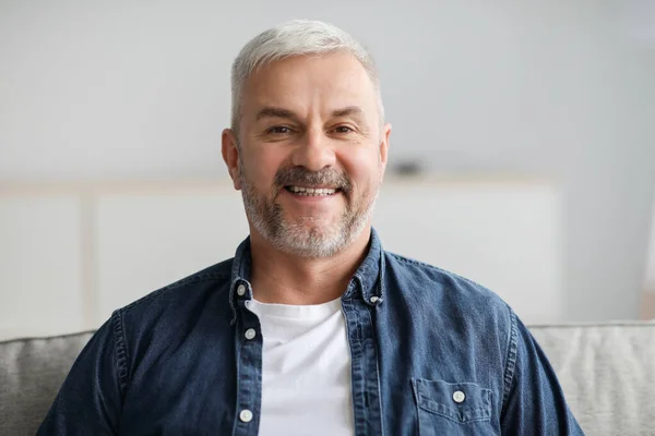 Retrato de close-up de homem idoso alegre posando em casa — Fotografia de Stock