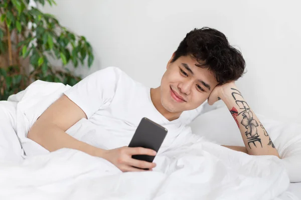 Mensagem romântica, chat online e tempo livre com o dispositivo em casa de manhã — Fotografia de Stock