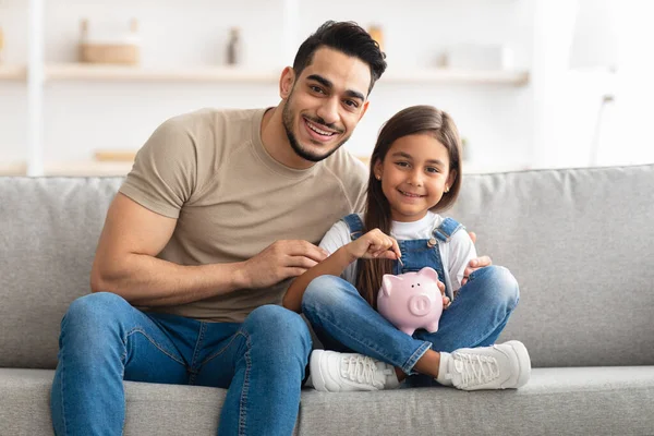 Petite fille et papa heureux économiser de l'argent dans la tirelire — Photo