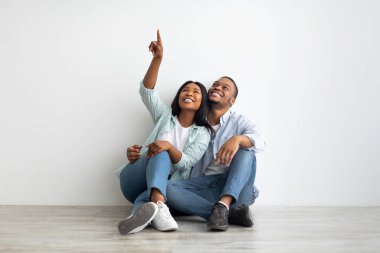 Borç ilanı. Rüyalarında siyah bir çift yerde oturuyor ve üzerlerindeki boşluğu işaret ediyor.