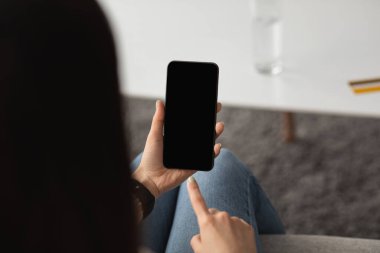 İletişim teknolojisi, internette sörf, sosyal ağlarda sohbet ve evde güvende olmak.
