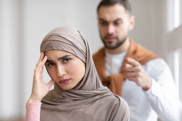 Wütender muslimischer Ehemann schreit Frau zu Hause an — Stockfoto