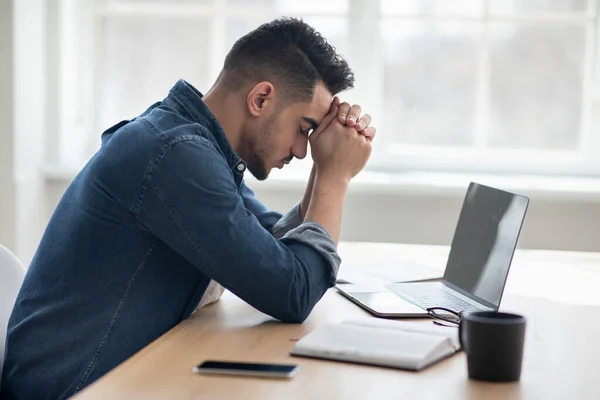 Depressiver Araber sitzt vor Laptop im Büro — Stockfoto