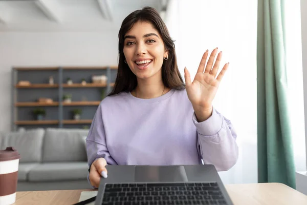 Vrolijke vrouw met videogesprek met behulp van laptop en praten — Stockfoto