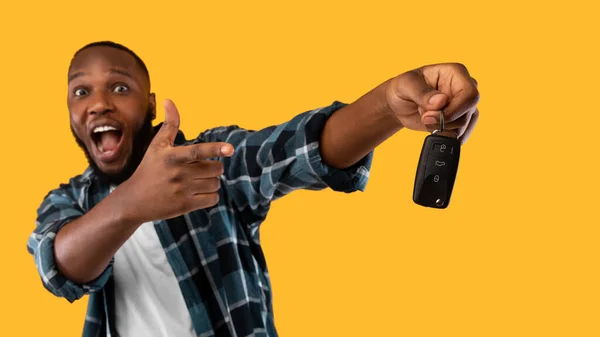 African American Guy Showding New Auto Key, Yellow Background, Panorama — стокове фото