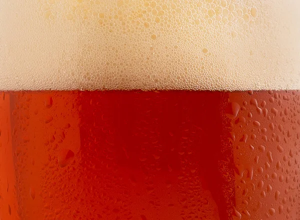 Bier achtergrond met schuimrubber textuur, alcohol in glas gieten, feest, vakantie — Stockfoto