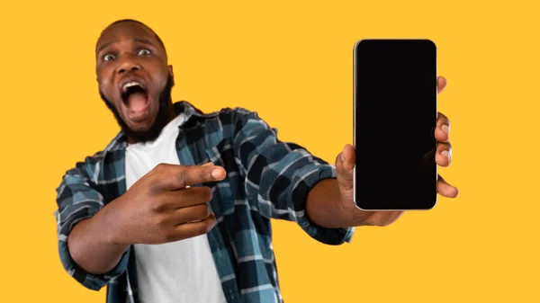 Συναισθηματικά Αφρικής American Man Εμφάνιση Κινητό τηλέφωνο οθόνη, κίτρινο φόντο — Φωτογραφία Αρχείου