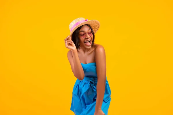 Yazlık kıyafetli, flirty genç siyah kadın heyecan içinde ağzını açıyor, turuncu stüdyo arka planında poz veriyor. — Stok fotoğraf