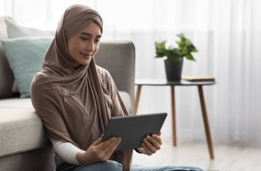 Covid-19 karantinası sırasında çalışma ofisi, evde kal ve güvende ol, virüs salgınını önlemek için izolasyon