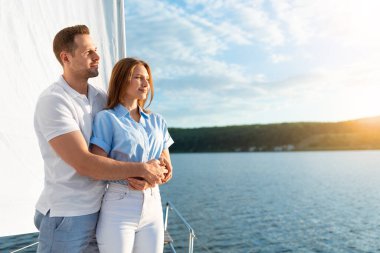 Sevgi dolu çift Yelkenli Gezintisinin tadını çıkartıyor Yatın üstünde Sarılırken