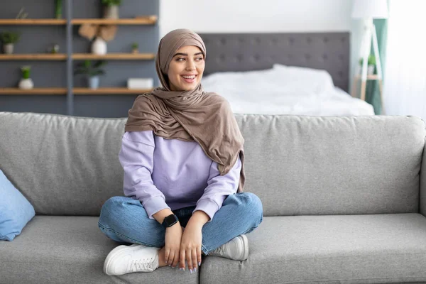 Wanita Muslim beristirahat di rumah pada akhir pekan — Stok Foto