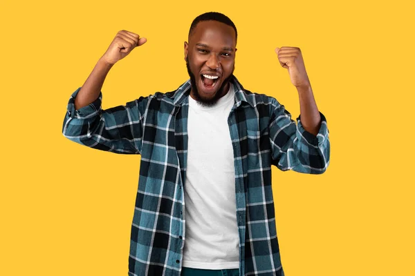Excited African American Man Gesturing Yes In Joy, Studio Shot — Stock Photo, Image