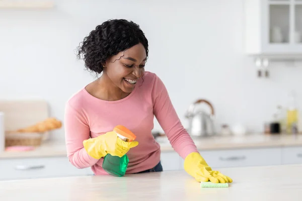 Hübsche afrikanisch-amerikanische junge Frau in Gummihandschuhen — Stockfoto