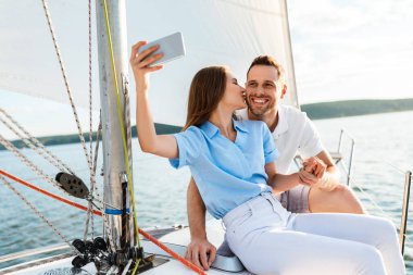 Sevgili çift telefonda Selfie Çekiyor Öpüşmenin tadını çıkarıyor