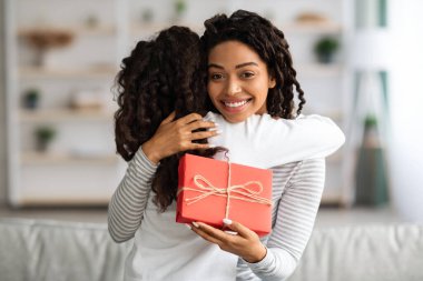 Kıvırcık siyah kız annesini doğum günüyle selamlıyor.