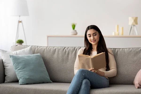 Leggi libro, lista desideri, pianificatore giornaliero, blocco note, obiettivi nel tempo libero. Relax e riposo concetto — Foto Stock