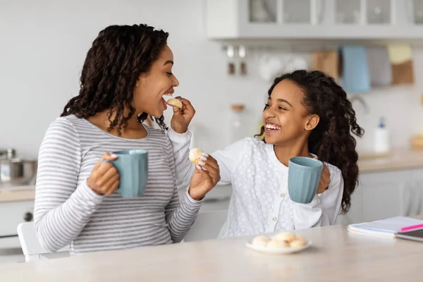 Riendo chica negra alimentando a su mamá con galletas — Foto de Stock