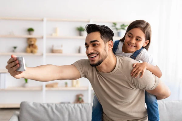 Beau père prenant selfie avec fille mignonne — Photo