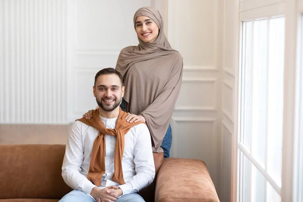 Sposato Medio Oriente coppia in posa insieme sorridente a macchina fotografica a casa — Foto Stock