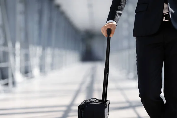 Uomo d'affari irriconoscibile con bagagli in piedi in aeroporto — Foto Stock