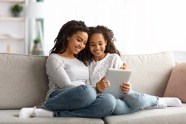 Söt afrikansk amerikansk mor och barn använder digital tablett tillsammans — Stockfoto