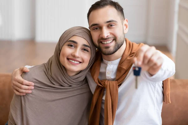 Happy Muslim Manželé ukazuje nový dům klíč objímání doma — Stock fotografie