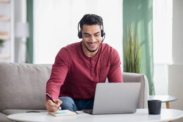 Chico árabe feliz asistir a la formación en línea desde casa — Foto de Stock