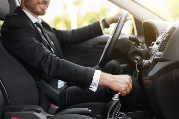 Felismerhetetlen üzletember kézben tartja a sebességváltót, autót vezet. — Stock Fotó