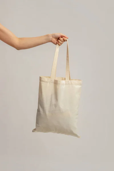 Primer plano de mano femenina que lleva en blanco Eco lona bolsa de asas —  Fotos de Stock