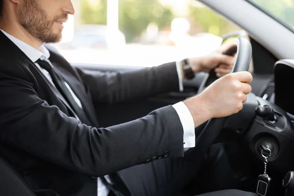 Unerkennbarer Geschäftsmann hält Hände am Lenkrad, fährt Auto — Stockfoto